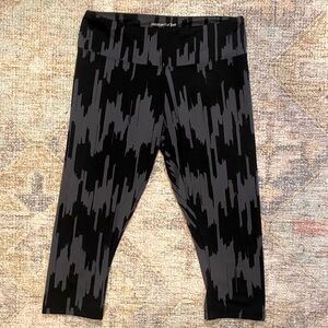Marika Tel Black & Grey Athletic Capri Leggings